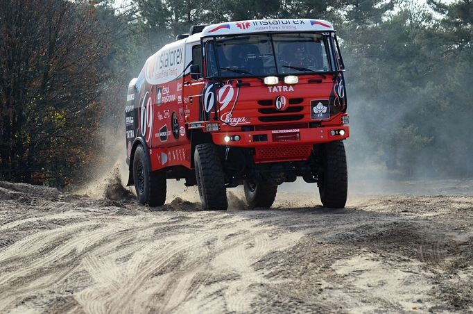 Výkonná Tatra sebou smýká v písku jako plnohodnotný rallyový speciál.