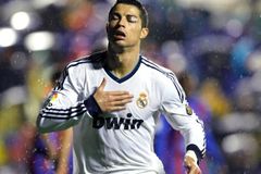 VIDEO Jednooký Ronaldo. Už ve třetí minutě schytal ránu