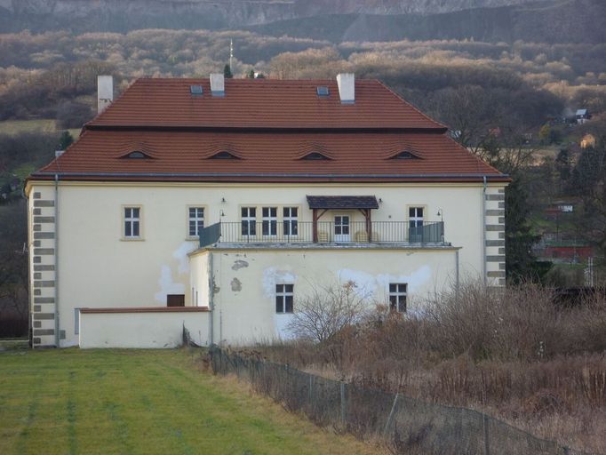 Zámek v severních Čechách na Litoměřicku a pozemkem sahajícím až k řece Labi prodává RK Evropa.