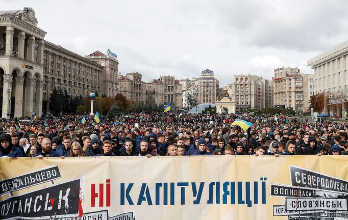 Lidé protestují proti úmluvě nového prezidenta udělit autonomii územím, které spravují povstalci v Donbasu na východě Ukrajiny.