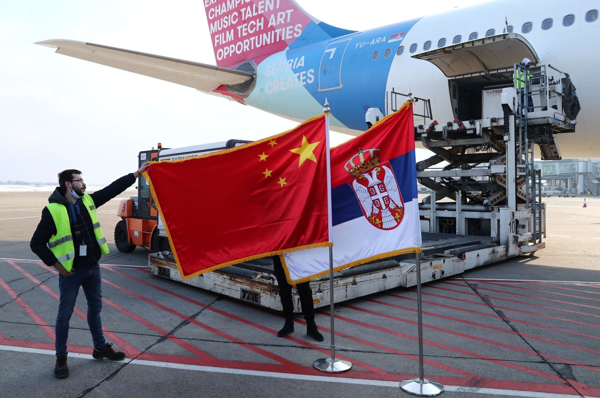 První dodávka čínských vakcín přistála na letišti v Bělehradu 16.ledna.