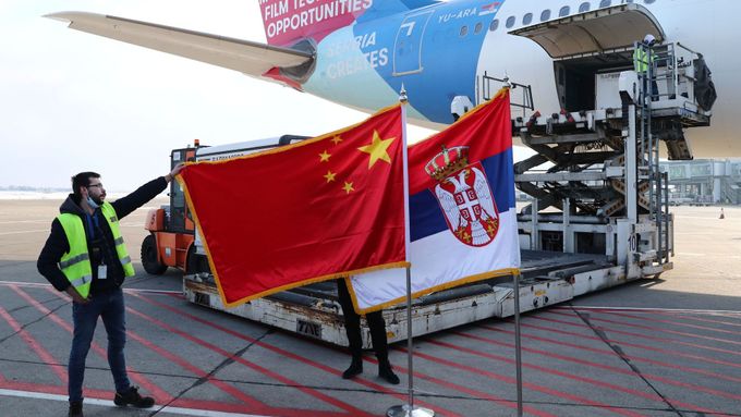 První dodávka čínských vakcín přistála na letišti v Bělehradu 16. ledna.