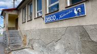 Hostinec s kulturním sálem už mnoho let chátrá. Přitom ve filmu jde o jedno z nejdůležitějších míst, kde se natáčela i pouťová zábava. A herci sem chodili i jíst.