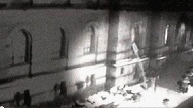 Záběr z bezpečnostní kamery zachycující krádež obrazu "Výkřik" Edvarda Muncha z Národní galerie v Oslu, 12. února 1994. Zloději obraz odcizili za pouhých 50 sekund.