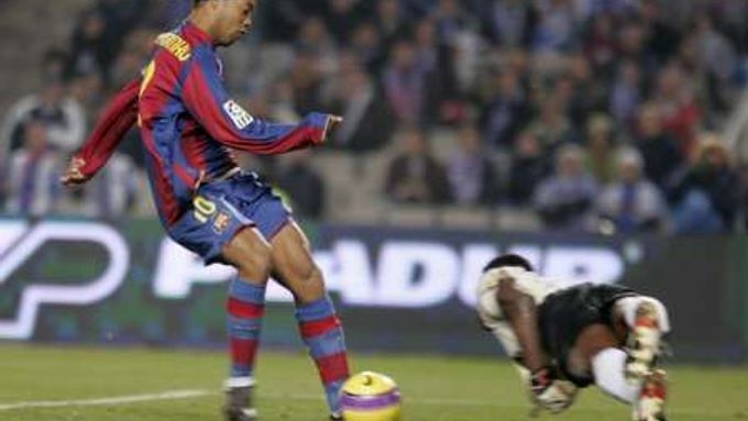 Ronaldinho v posledních zápasech spíše střídá. Jako v derby s Espanyolem