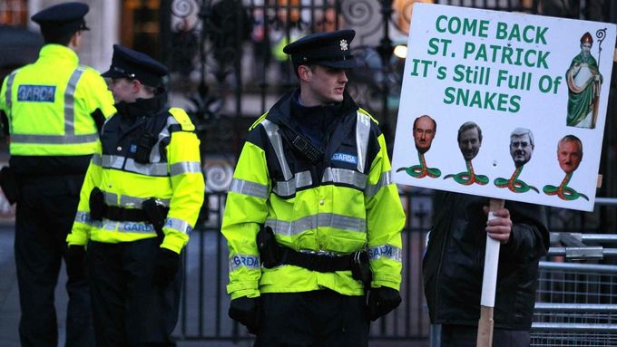 Protest proti škrtům před irským parlamentem.