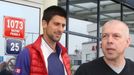 Novak Djokovič a Marián Vajda na letišti v Praze