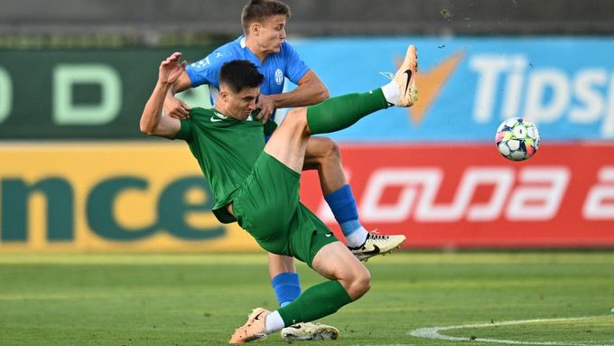 Tomáš Král (v modrém) v zápase Mladá Boleslav - Paks