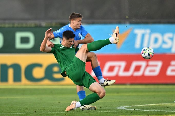 Tomáš Král (v modrém) v zápase Mladá Boleslav - Paks