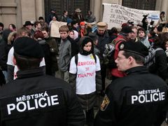 Lidé protestující proti neonacistickému pochodu se scházejí před Velkou synagogou
