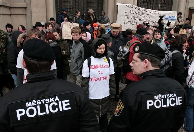 AAnarchisté se srocují před synagogou a policie je hlídá.