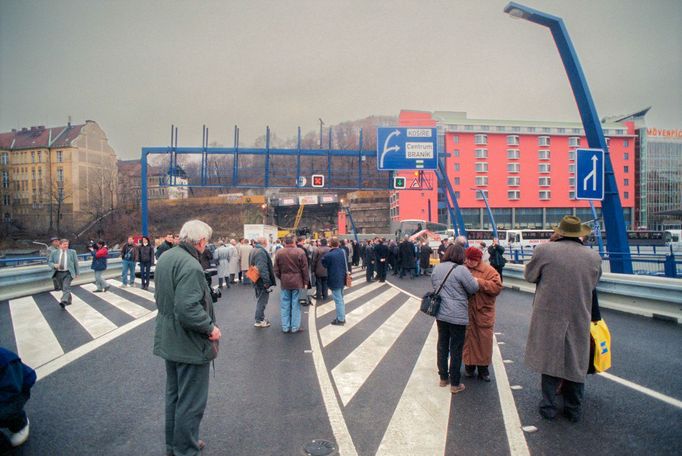 Zahájení zkušebního provozu Strahovského tunelu v Praze. Snímek z roku 1997.