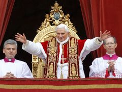 Povolení nežít v celibátu musí knězům udělit papež.