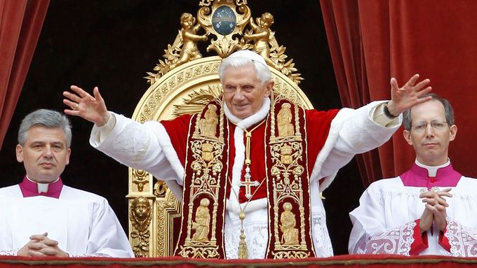 Papež Benedikt XVI. se snaží zbavit Svatý stolec podezření z podivných finančních transakcí