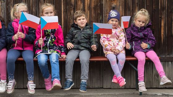 Foto: Zeman na poslední cestě. Na Ústecku ho vítaly děti s vlajkami i kluk na vozíku