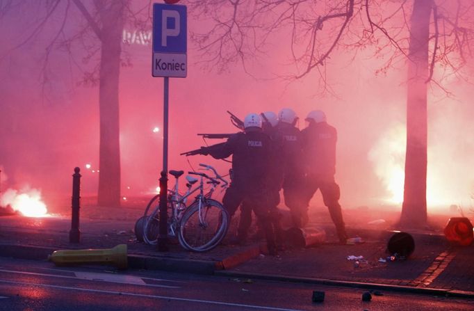 RNPS IMAGES OF THE YEAR 2012 - Riot police confronts demonstrators as violence breaks out at a parade celebrating Poland's national holiday in Warsaw November 11, 2012. The police used truncheons to try to break up a crowd of right-wing extremists on Sunday who were pelting them with firecrackers and lumps of concrete. REUTERS/Peter Andrews (POLAND - Tags: ANNIVERSARY CIVIL UNREST TPX IMAGES OF THE DAY POLITICS) Published: Pro. 3, 2012, 1:17 dop.