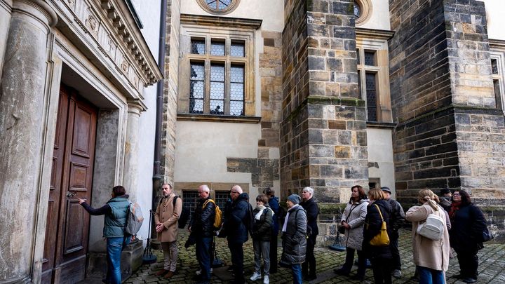 Před katedrálou svatého Víta čekají desítky lidí na pohřeb kardinála Duky