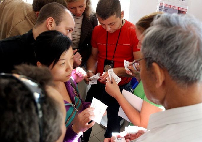 Vybojovat si lístek s pořadovým číslem a čekat. Pro cizince v Česku dobře známá zkušenost.