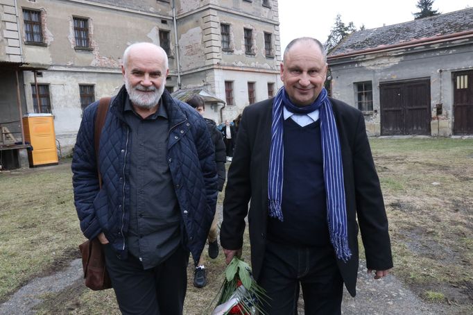 Mezi účastníky byl také učitel místního gymnázia Jaroslav Křápek (vlevo), který seznamuje studenty s minulostí bývalé věznice už dvě desítky let.