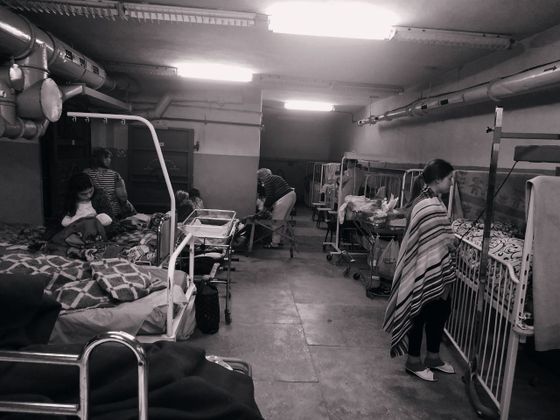 Nemocnice v Černihivu, kde matky s novorozenci zůstávají v podzemním krytu.