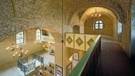 Diamant ghetta Synagoga Boskovice, ul. Antonína Trapla (okres Blansko) neznámý stavitel, 1698  V Boskovicích existovalo jedno z našich nejstarších a největších ghett, zmiňované již k roku 1408. Počet židovských obyvatel dosáhl maxima v roce 1875, kdy zde bylo ve 130 domech registrováno 2 018 osob, tehdy 35 % obyvatel města. Součástí ghetta byly dvě synagogy, tři brány a při severozápadním úpatí hradního kopce židovský hřbitov (třetí největší u nás). V 60. až 80. letech 20. století došlo k plošné demolici bývalého židovského města, přesto zde zůstala zachována řada domů od pozdně gotických k renesančním, barokním a empírovým. Nejvýznamnější stavbou ghetta byla synagóga maior (tzn. větší).  Mimořádná hodnota synagogy, a to i v evropském kontextu, spočívá v bohaté výmalbě interiéru s dekorativními barokními motivy a v zachování původní schránky na tóru ( aron ha-kodeš ) a řečniště ( almemor ) s tepanou mříží.
