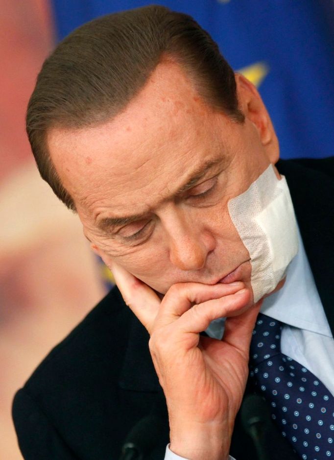 Silvio Berlusconi s náplastí po plastické operaci