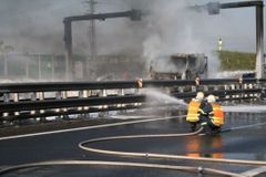 Na D11 uhořel řidič kamionu, směr na Prahu stojí