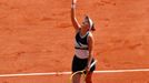 Barbora Krejčíková slaví vítězství ve finále French Open s Anastasií Pavljučenkovovou