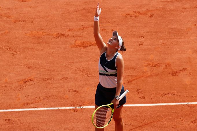 Barbora Krejčíková slaví vítězství ve finále French Open s Anastasií Pavljučenkovovou