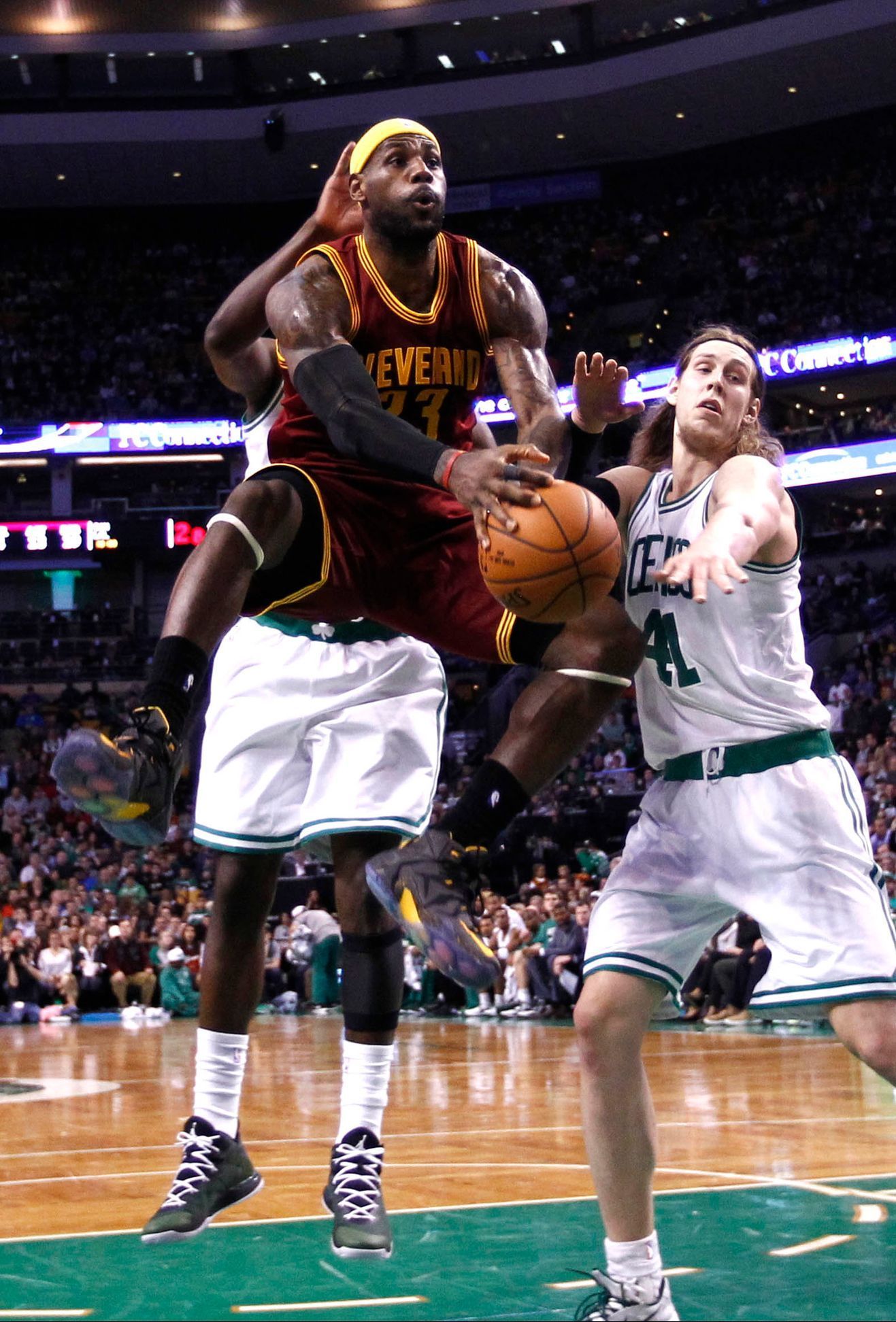 NBA, Cleveland Cavaliers at Boston Celtics: LeBron James (23) - Kelly Olynyk (41)