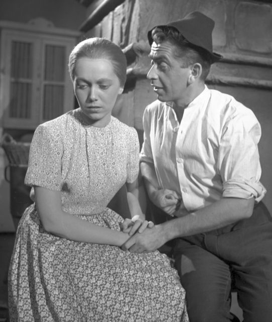Jiřina Jirásková (Katka) a Vlastimil Brodský (Ďuro) si společně zahráli v roce 1954 v Divadle čs. armády v inscenaci hry Jiřího Procházky Ohně na horách, jejíž děj vyprávěl o Slovenském národním povstání