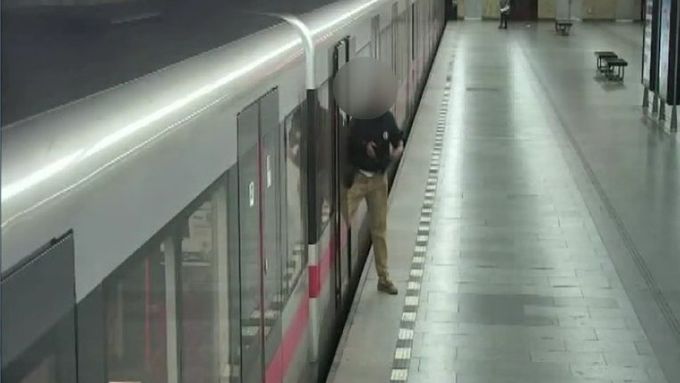 Na stanici pražského metra Opatov v pondělí odpoledne muž bezdůvodně střílel po lidech z plynové pistole. Policie útočníka poté zadržela.