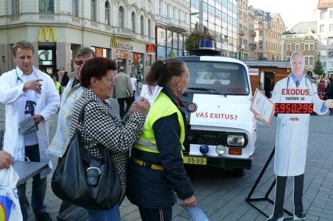 Organizátoři iniciativy Děkujeme, odcházíme oslovují nejen lékaře, ale i občany.