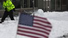 A man shovels the sidewalk after the pass of a winter storm in Hoboken in New Jersey, February 9, 2013. A record-breaking blizzard packing hurricane-force winds pummeled the northeastern United States on Saturday, causing at least two storm-related deaths, cutting power to 700,000 homes and businesses and shutting down travel. REUTERS/Eduardo Munoz (UNITED STATES - Tags: ENVIRONMENT) Published: Úno. 9, 2013, 5:51 odp.