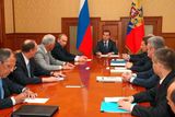 Dmitrij Medveděv a Vladimir Putin na jednání Bezpečnostní rady státu, kde Rusové rozhodli o uznání nezávislosti Abcházie a Jižní Osetie