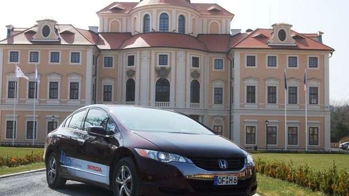 Vodíková Honda FCX Clarity jezdila po českých silnicích