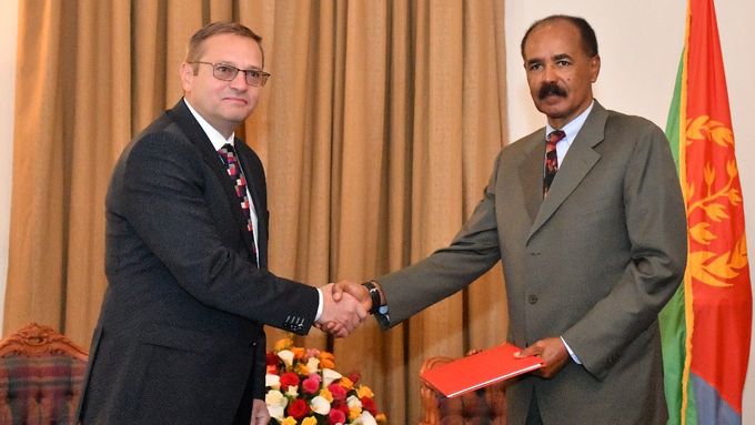 Jan Fulík (vlevo) v prosinci 2019, tehdy ještě ve službách státu jako velvyslanec, předává své pověřovací listiny do rukou eritrejského prezidenta Isaiase Afewerkiho.