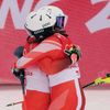 Wendy Holdenerová a Michelle Gisinová slaví v cíli kombinačního slalomu na ZOH 2022 v Pekingu