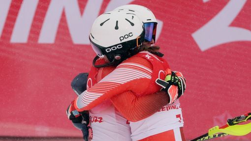Wendy Holdenerová a Michelle Gisinová slaví v cíli kombinačního slalomu na ZOH 2022 v Pekingu