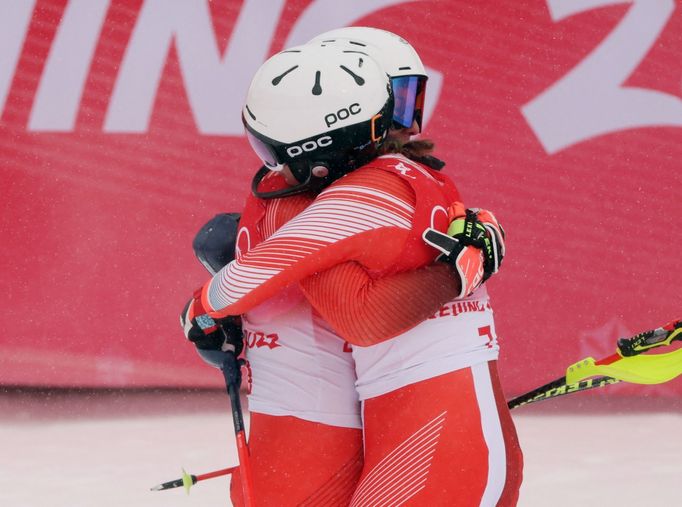 Wendy Holdenerová a Michelle Gisinová slaví v cíli kombinačního slalomu na ZOH 2022 v Pekingu