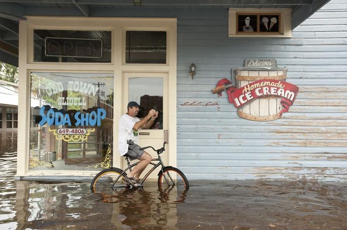 Dan Brennan looks at the flooding in the Olde Towne area after Hurricane Isaac passed through Slidell, Louisiana, August 30, 2012. REUTERS/Michael Spooneybarger (UNITED STATES - Tags: ENVIRONMENT DISASTER) Published: Srp. 30, 2012, 7:25 odp.