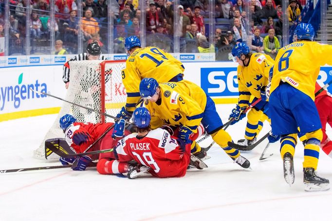 Karel Plášek (19), Rasmus Sandin (8) a  David Gustafsson (19) ve čtvrtfinále MS do 20 let Česko - Švédsko