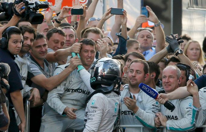 Second placed Mercedes Formula One driver Nico Rosberg of Germany shakes hand with his team members after the first Russian Grand Prix in Sochi October 12, 2014. REUTERS/