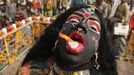 A man dressed as Hindu goddess Kali, the goddess of power, performs with a burning camphor tablet on his tongue during a religious procession ahead of the "Kumbh Mela", or Pitcher Festival, in the northern Indian city of Allahabad January 6, 2013. During the festival, hundreds of thousands of Hindus take part in a religious gathering at the banks of the river Ganges. The festival is held every 12 years in different Indian cities. REUTERS/Jitendra Prakash (INDIA - Tags: RELIGION ANNIVERSARY TPX IMAGES OF THE DAY) Published: Led. 6, 2013, 11:39 dop.