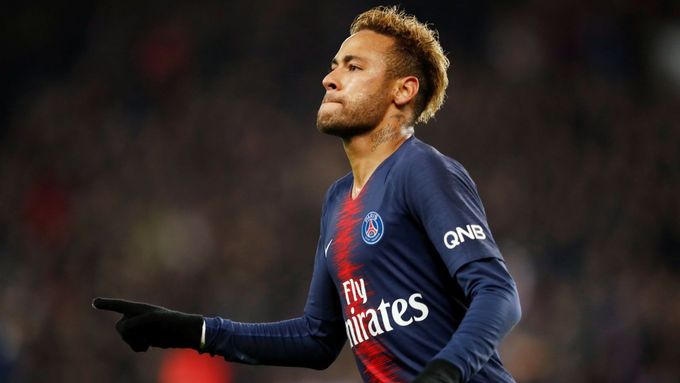Neymar z Paris St. Germain slaví gól v síti Lille,