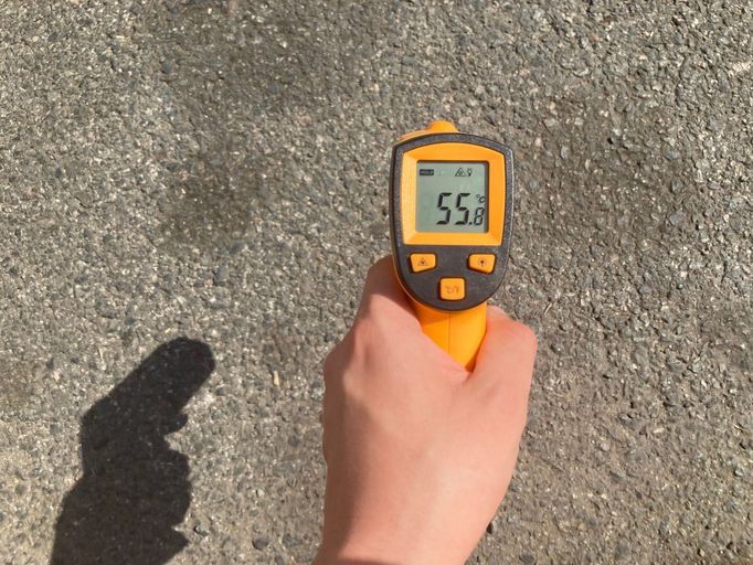 Teplota povrchu vozovky v nezastíněné části Křižíkovy ulice měřená infračerveným teploměrem.