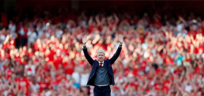 Kouč Arséne Wenger mává fanouškům Arsenalu po utkání s Burnley.