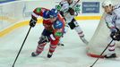 Hokejista Lva Praha Petr Vrána s pukem proti Artursi Kuldovi (vlevo) v utkání KHL 2012/13 proti Novosibirsku.