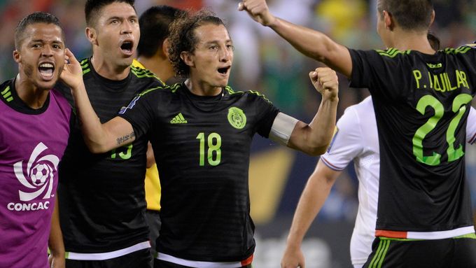 Andres Guardado z Mexika (18) slaví vítězný gól ve čtvrtfinále Zlatého poháru s Kostarikou.