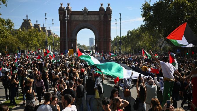 Podle organizátorů jen v Barceloně demonstrovalo v sobotu proti genocidě Palestinců v Pásmu Gazy na 300 tisíc lidí, uvedla agentura EFE.